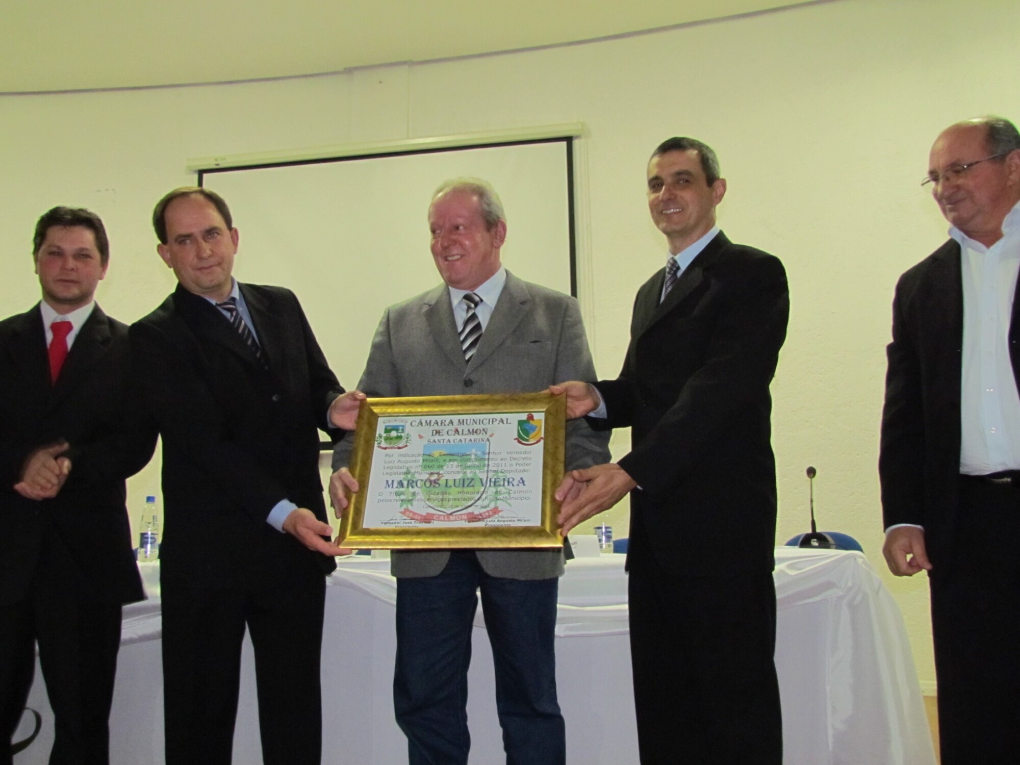 Dos Gabinetes – Marcos Vieira recebe título de cidadão honorário de Calmon