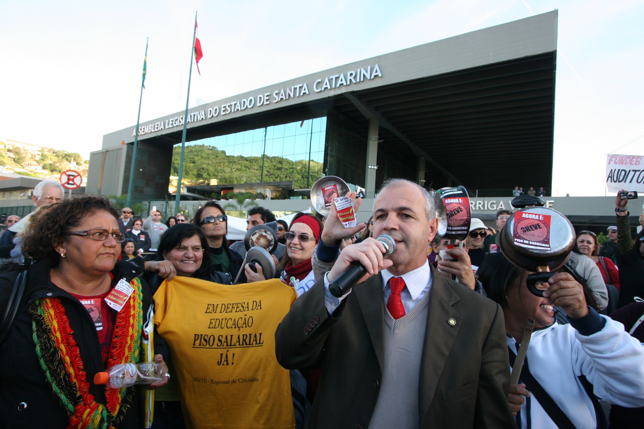 Professores fazem caminhada de protesto em Florianópolis