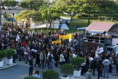 Professores realizam panelaço em frente à  Assembleia