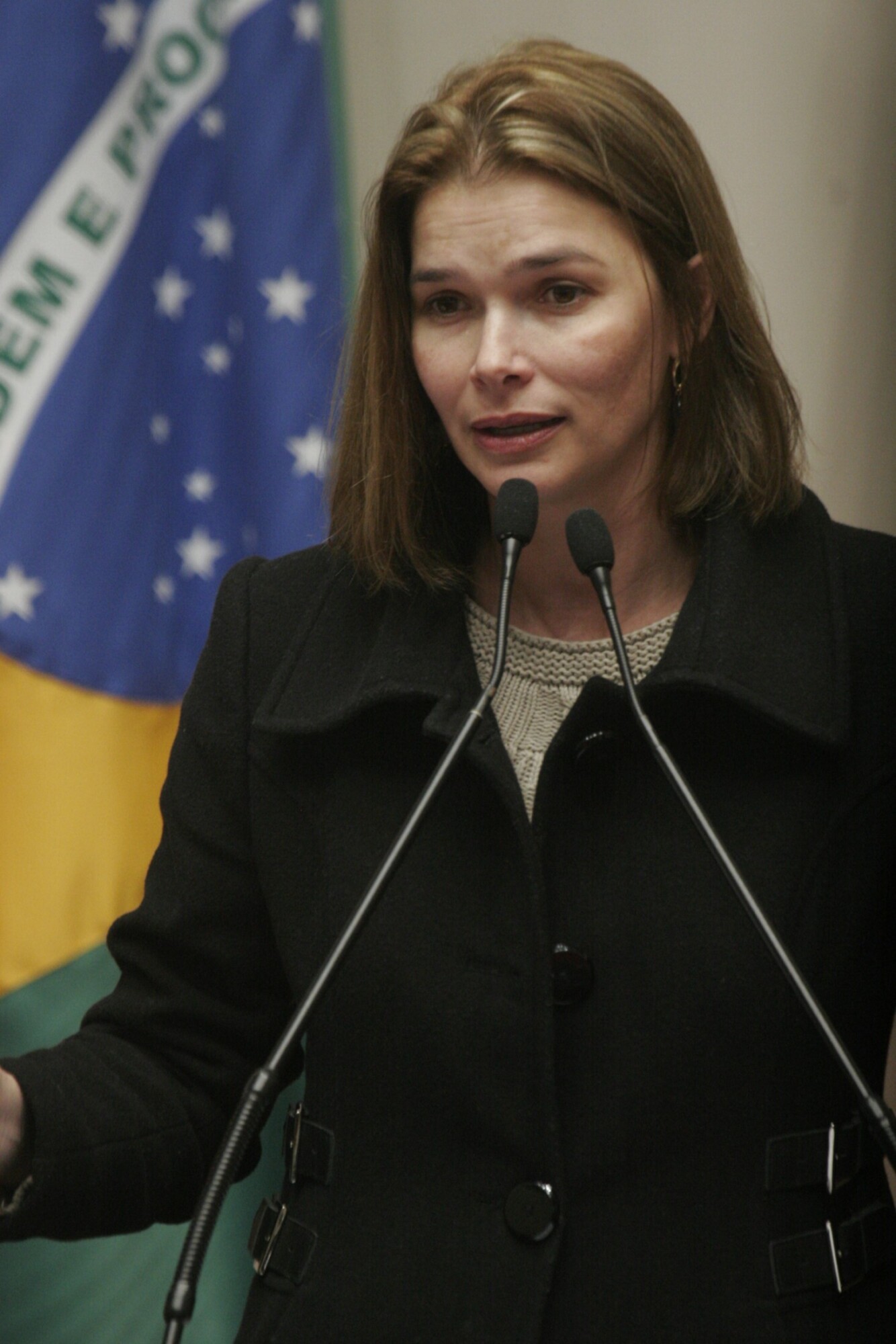Dos Gabinetes – Angela Albino critica proposta de venda de estatais sem consulta popular