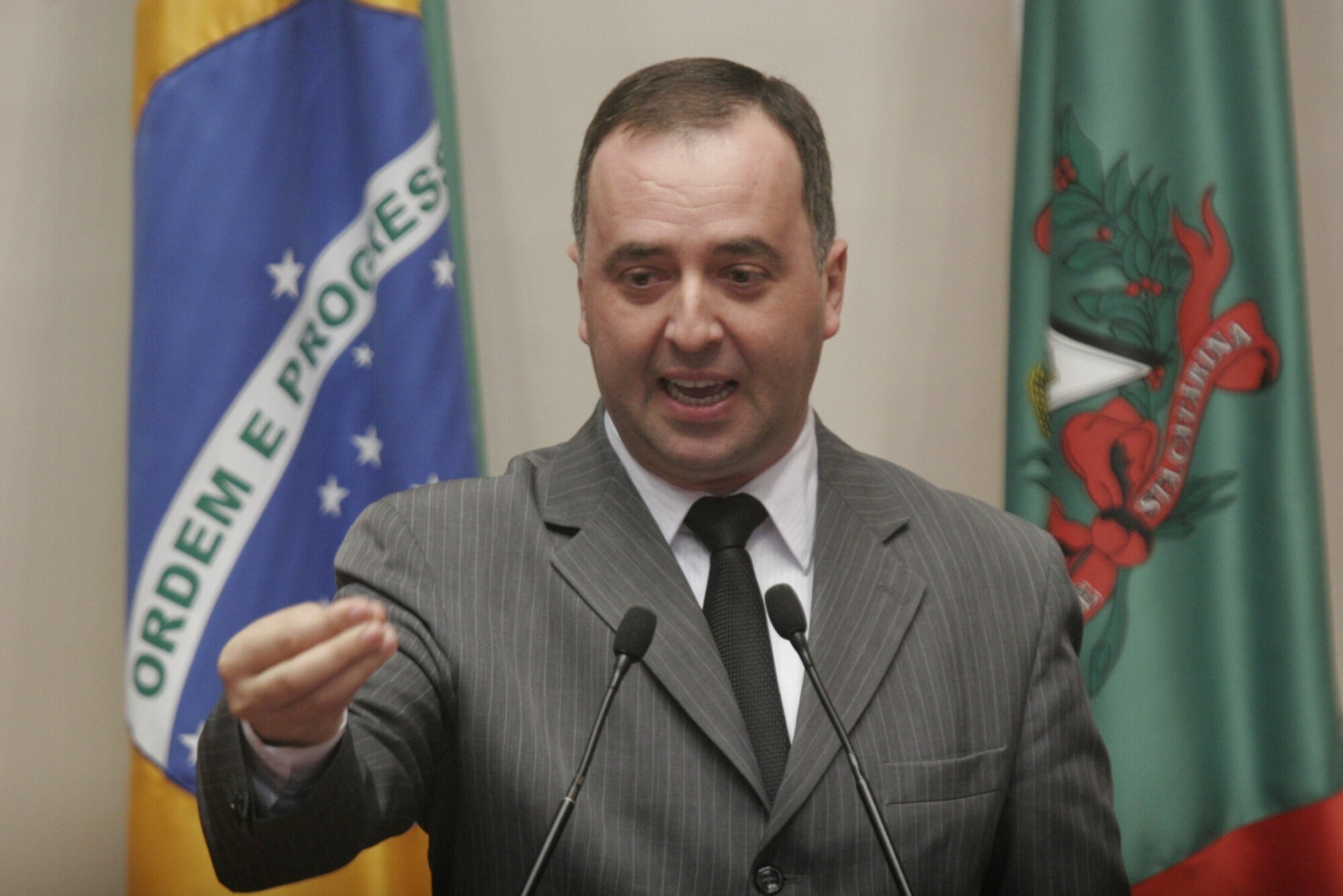 Dos Gabinetes – Viatura na rua e luz apagada
