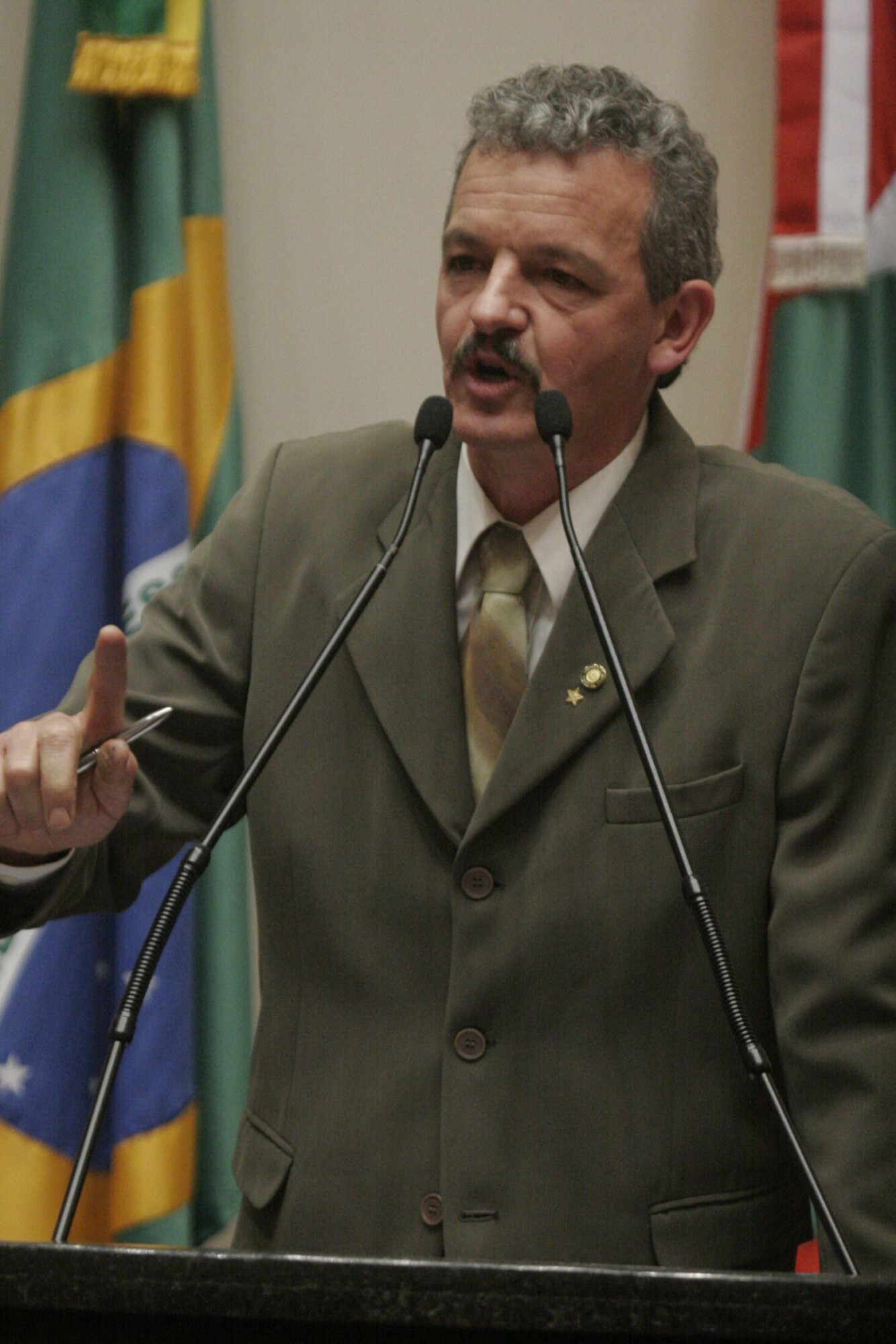 Dos Gabinetes – PT vai mobilizar sindicatos e vereadores contra venda da Casan