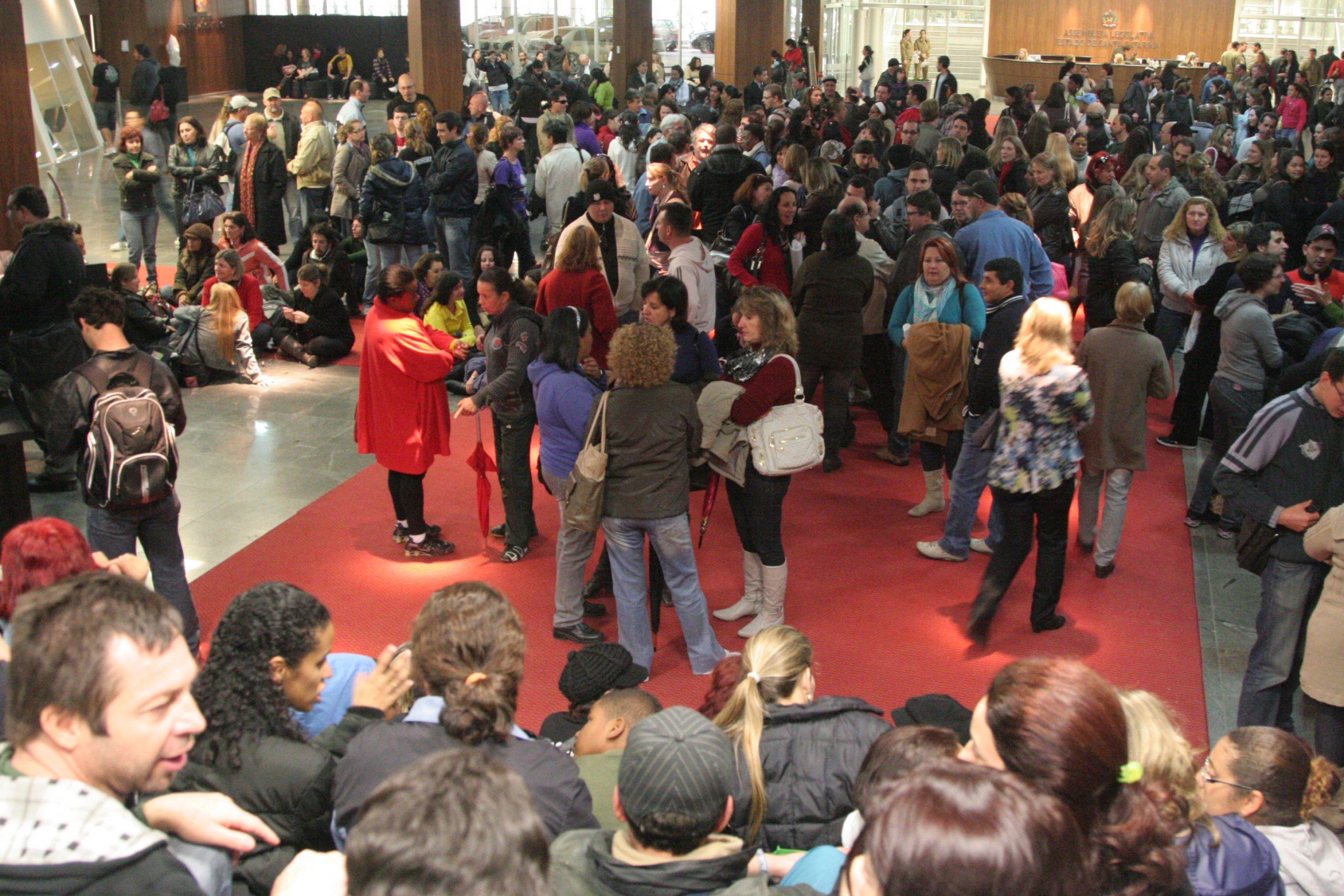 Magistério realiza assembleia no hall da ALESC