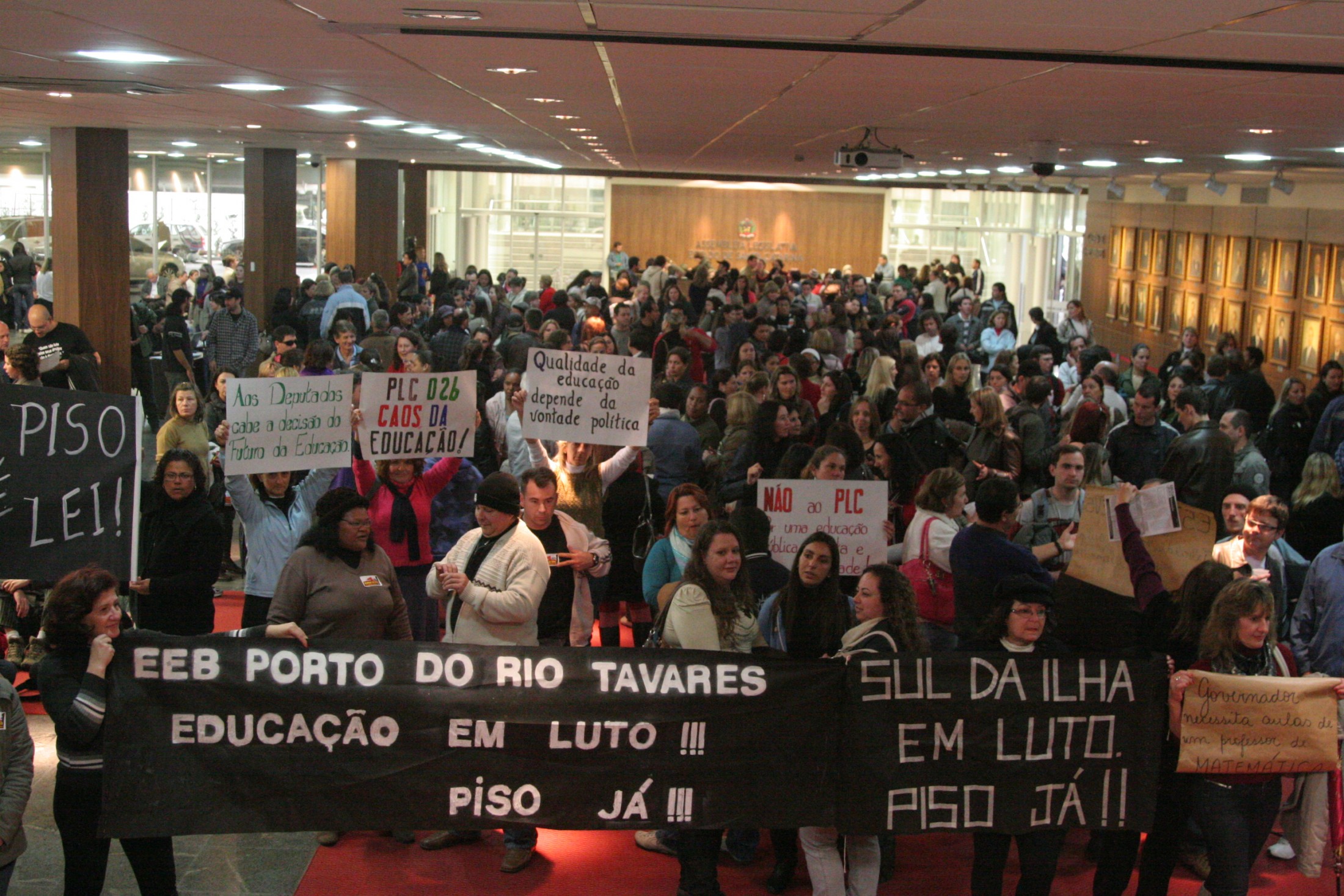 Magistério realiza assembleia no hall do Poder Legislativo