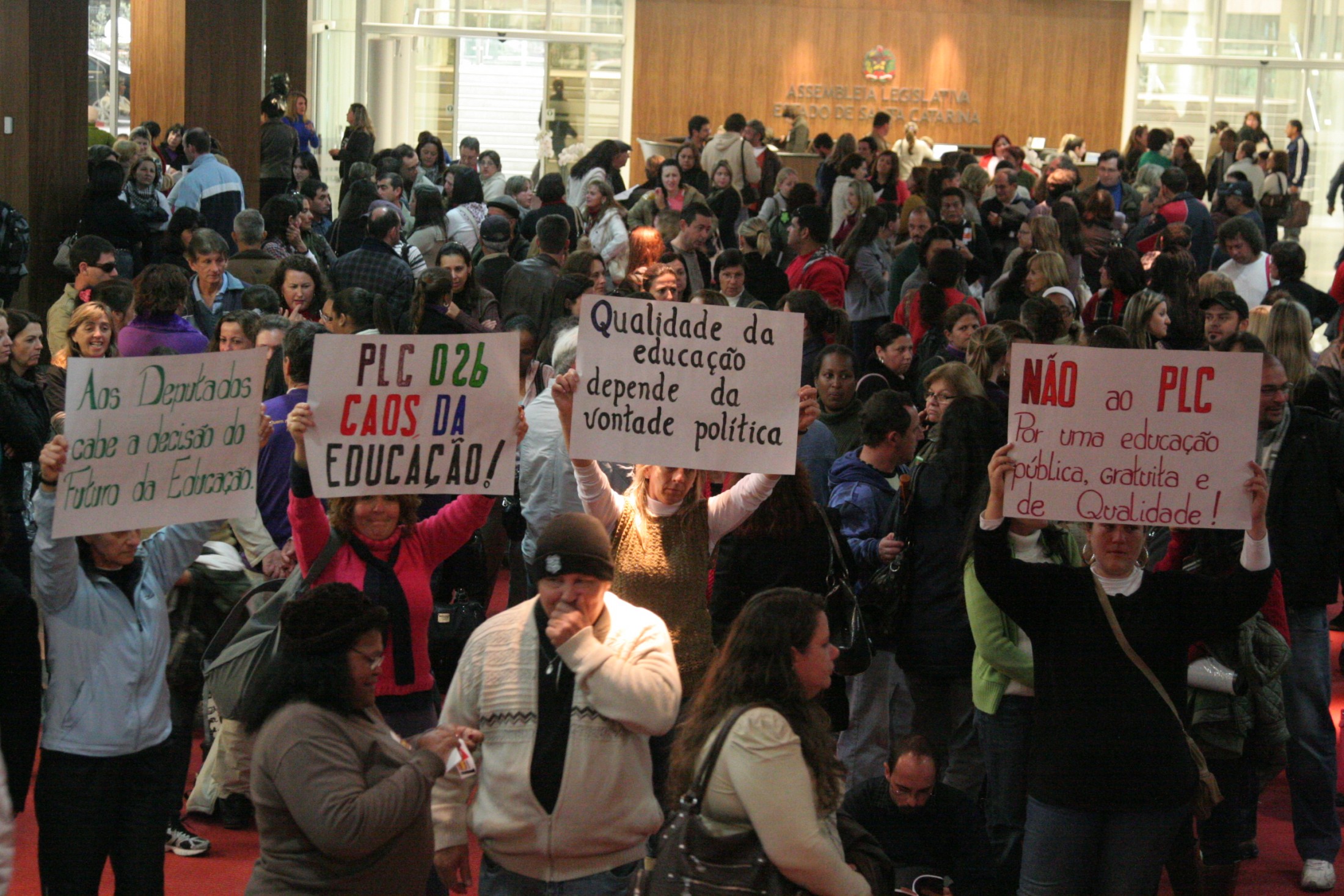 Magistério realiza assembleia no hall do Poder Legislativo