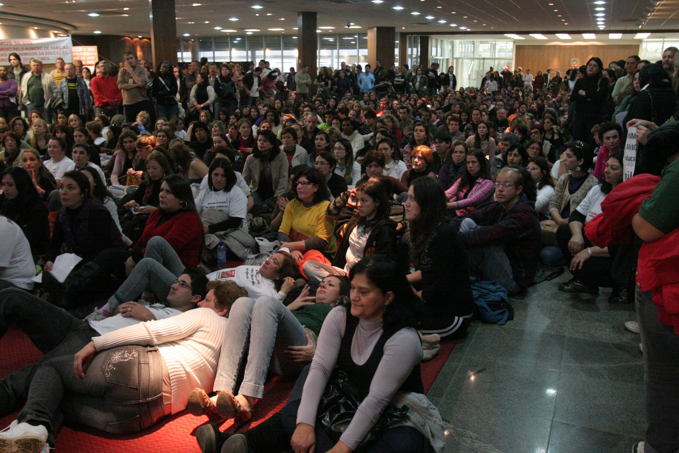 Professores em greve acompanham a Sessão