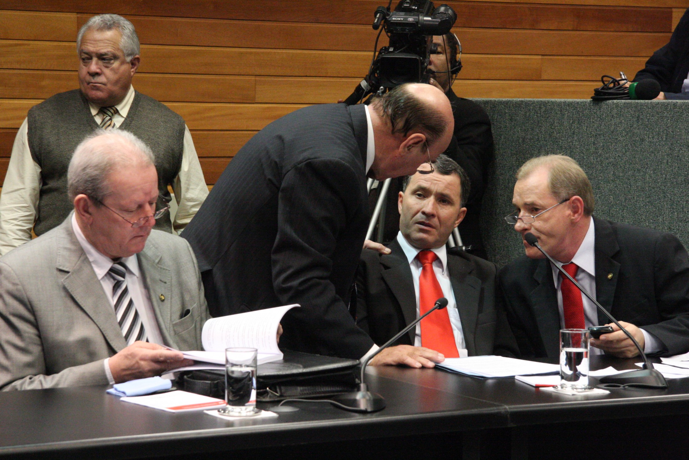 Comissão de Finanças aprova projeto que prevê multa para cartórios