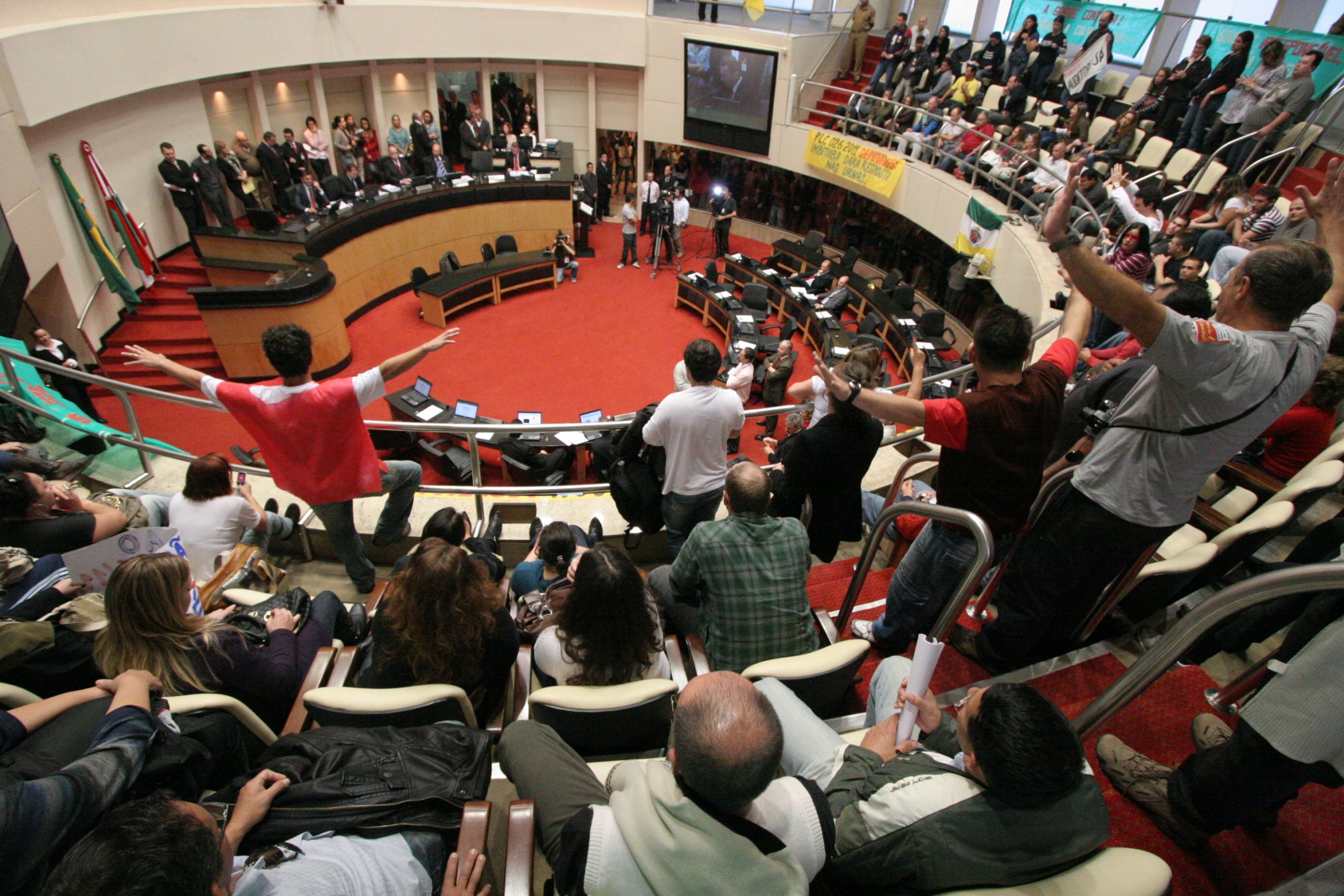 Aprovado projeto que estabelece salários do magistério