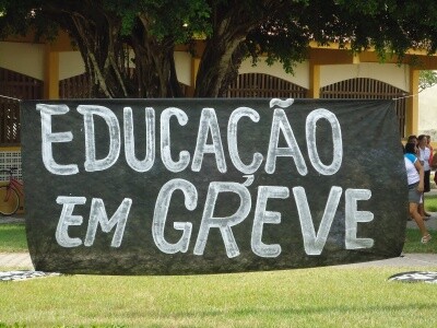 Professores se reúnem hoje para discutir fim da greve