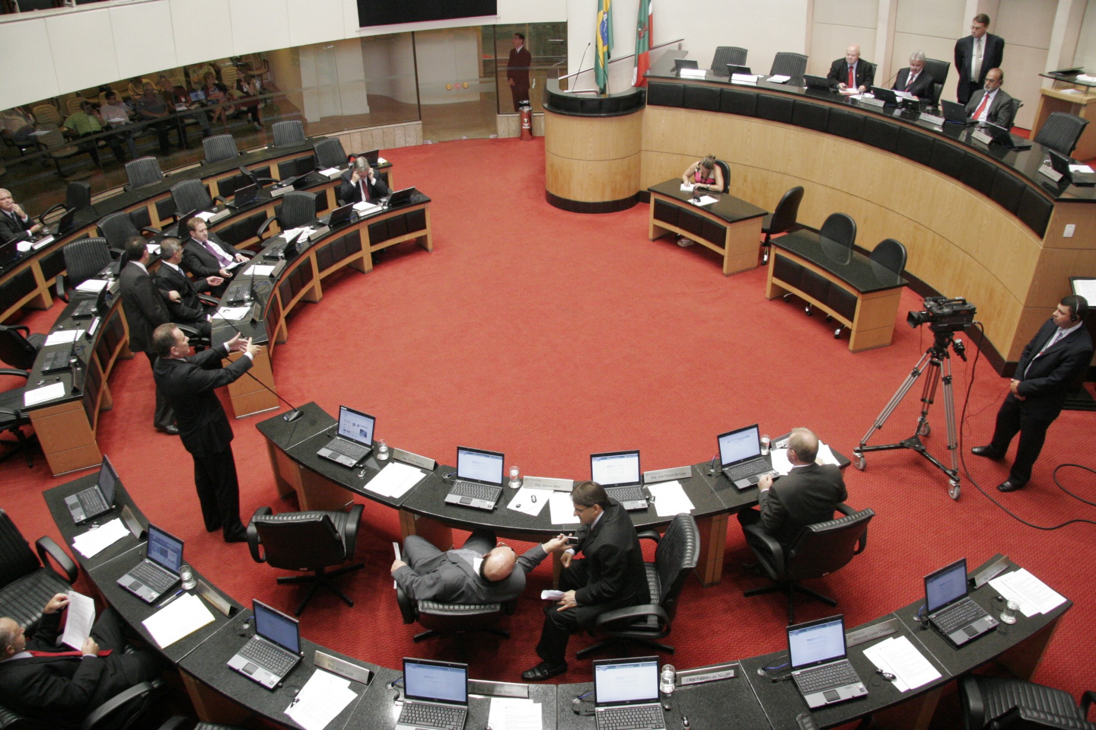 Legislativo retoma sessões