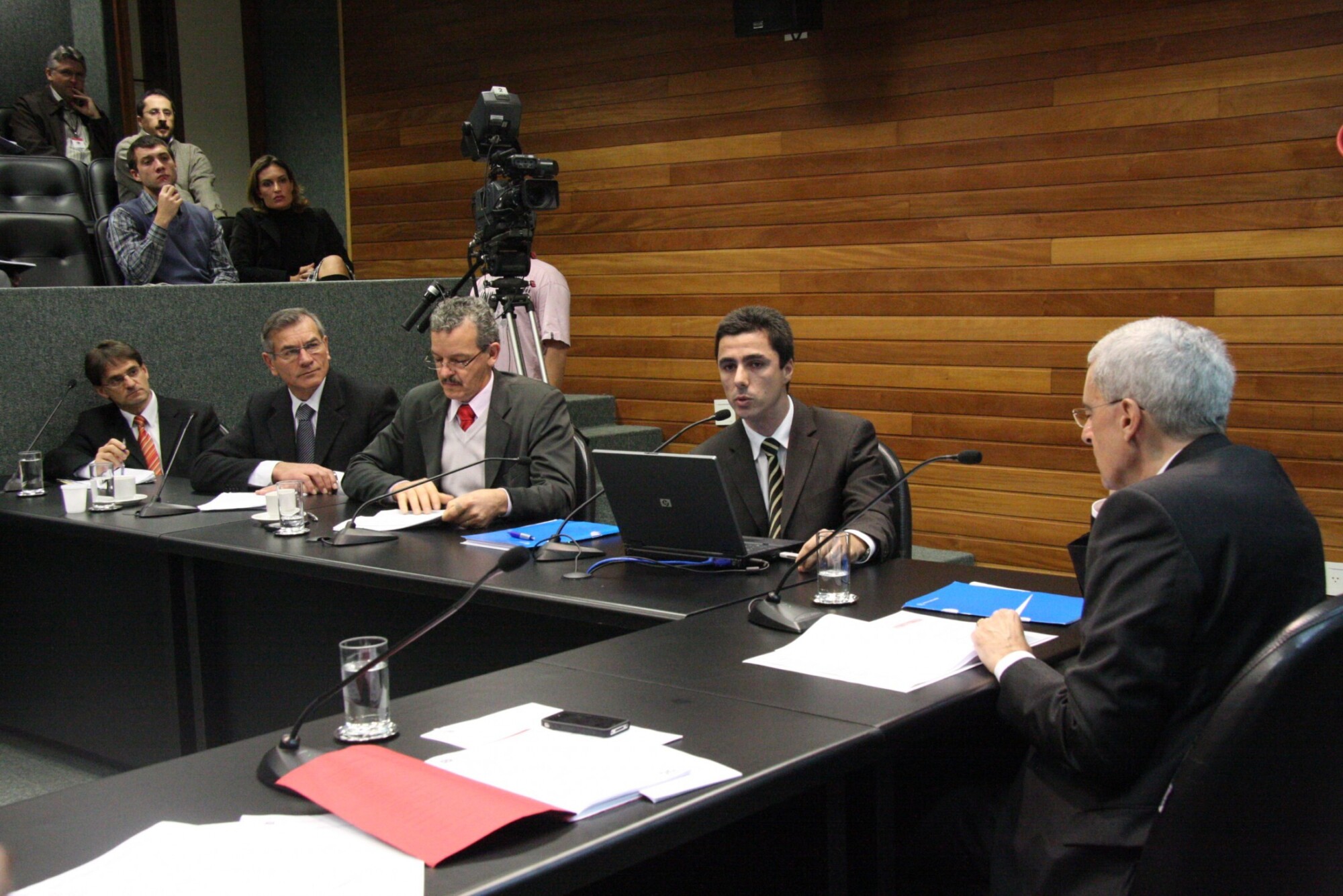 Dos Gabinetes – PT contesta informação de equilíbrio nas contas do Estado