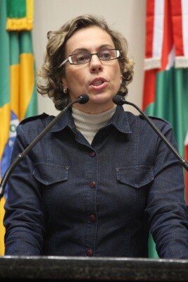 Deputada Ana Paula Lima denuncia irregularidades na COHAB/SC
