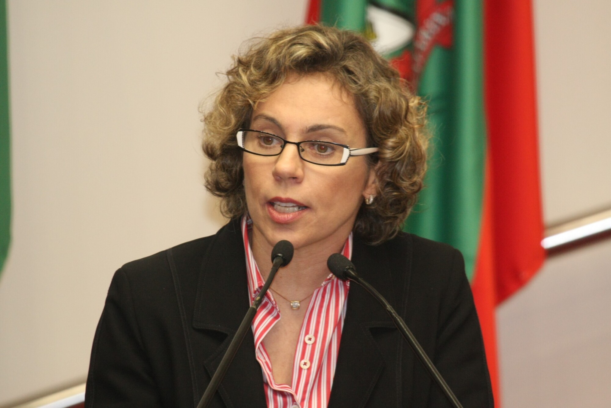 Dos Gabinetes – Ana Paula defende incorporação da FURB para implantação de campus da universidade fe