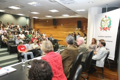 Parlamentares discutem a terceirização da merenda escolar
