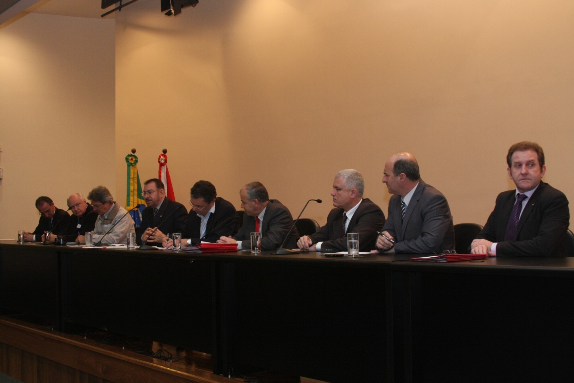 Dos Gabinetes – Volnei Morastoni lidera reunião da Comissão de Saúde com o Secretário Dalmo de Olive