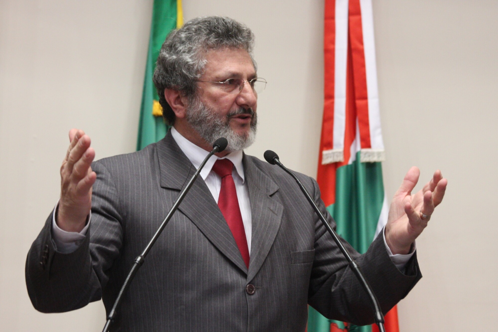 Dos Gabinetes – Padre Pedro destaca adesão de municípios do Extremo Oeste a sistema de inspeção