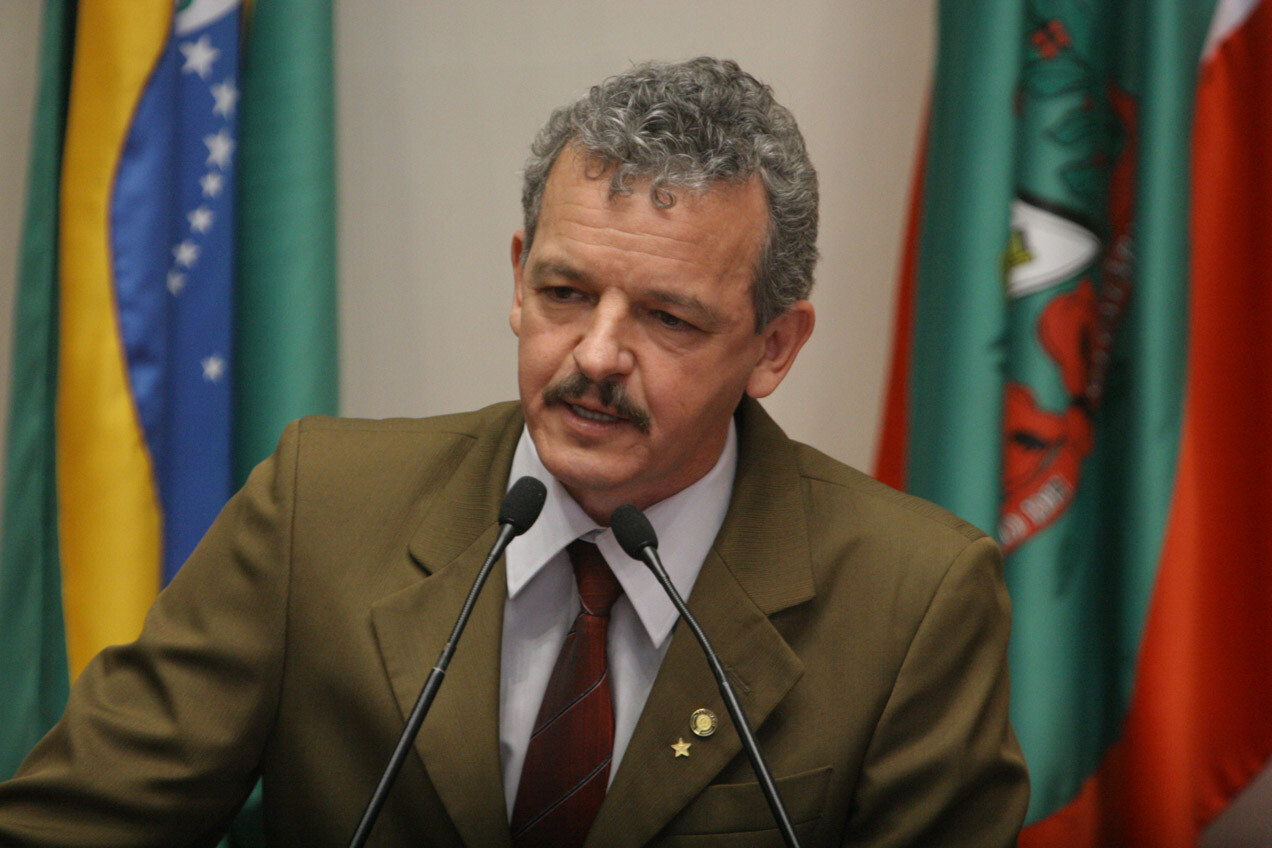 Dos Gabinetes – Projeto do governador que vende metade da Casan é um cheque em branco nas mãos de um
