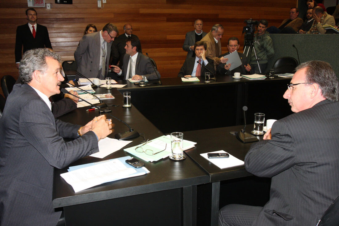 Dos Gabinetes – CCJ derruba aposentadoria de ex-deputado servidor público em SC