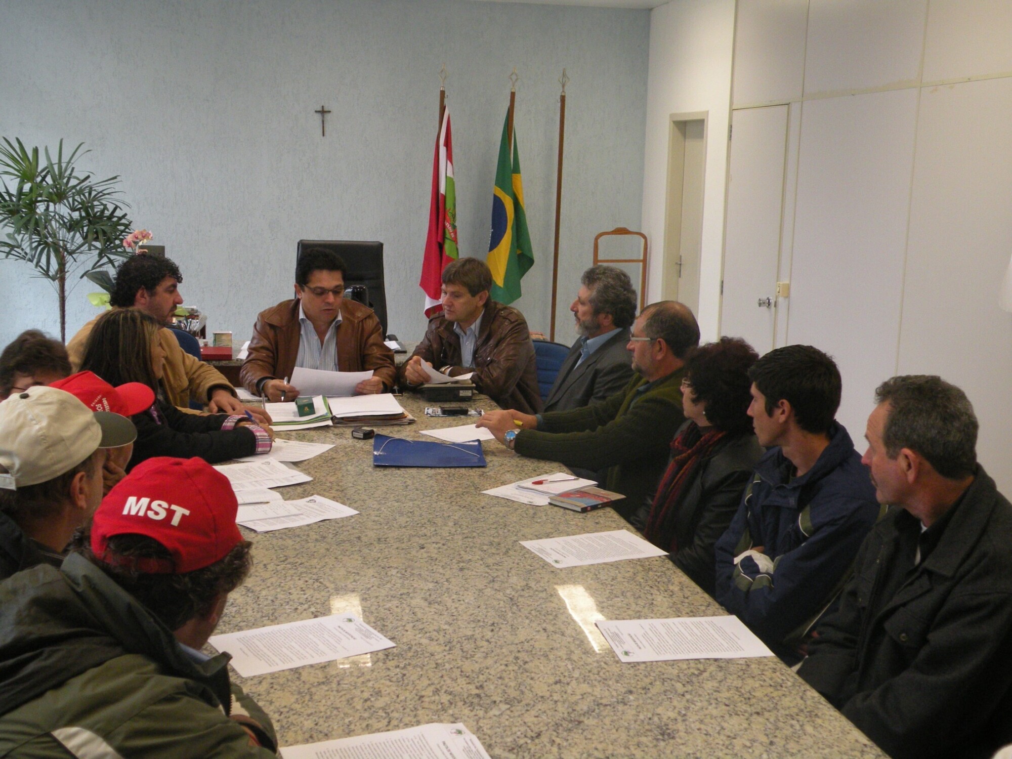 Dos Gabinetes – Padre Pedro acompanha Via Campesina em audiência com secretário João Rodrigues