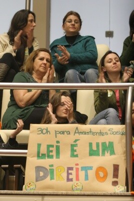 Assistentes sociais querem cumprimento da lei que reduz jornada de trabalho