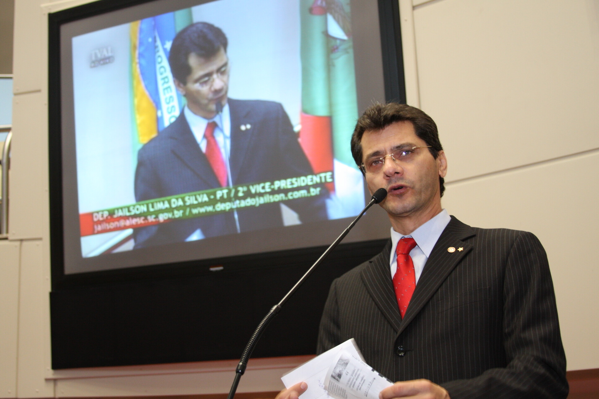 Dos Gabinetes – Determinação judicial corta salários de consultores da Alesc e acompanha a posição d