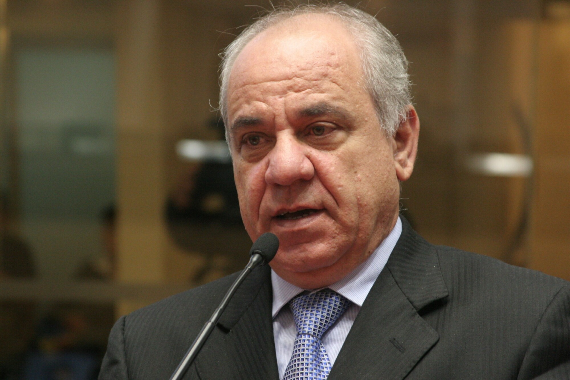 Dos Gabinetes: Dado apresenta projeto para limitar a venda de bebida alcoólica a menores de 18 anos