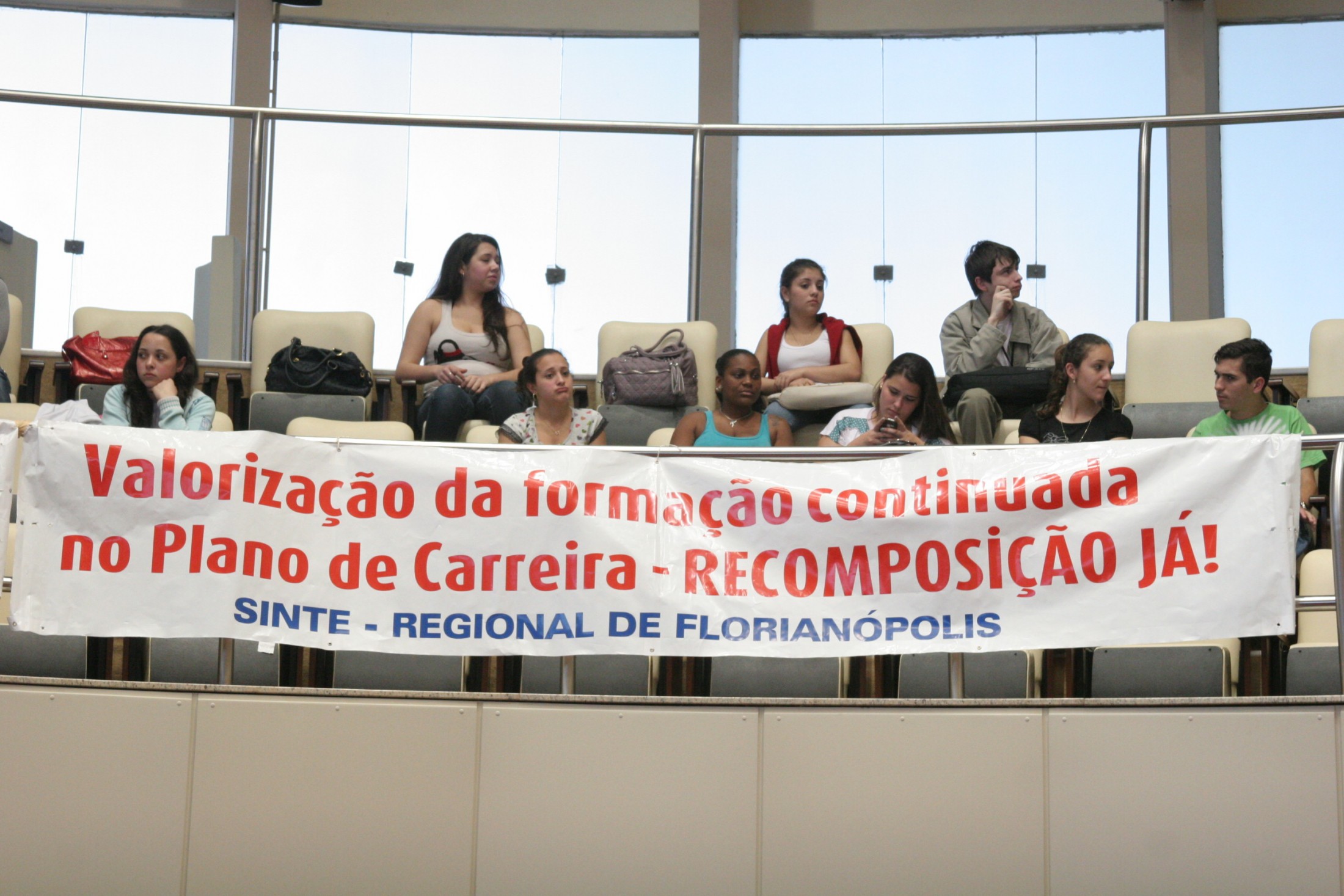 Plenário Osni Regis - Magistério acompanha a Sessão