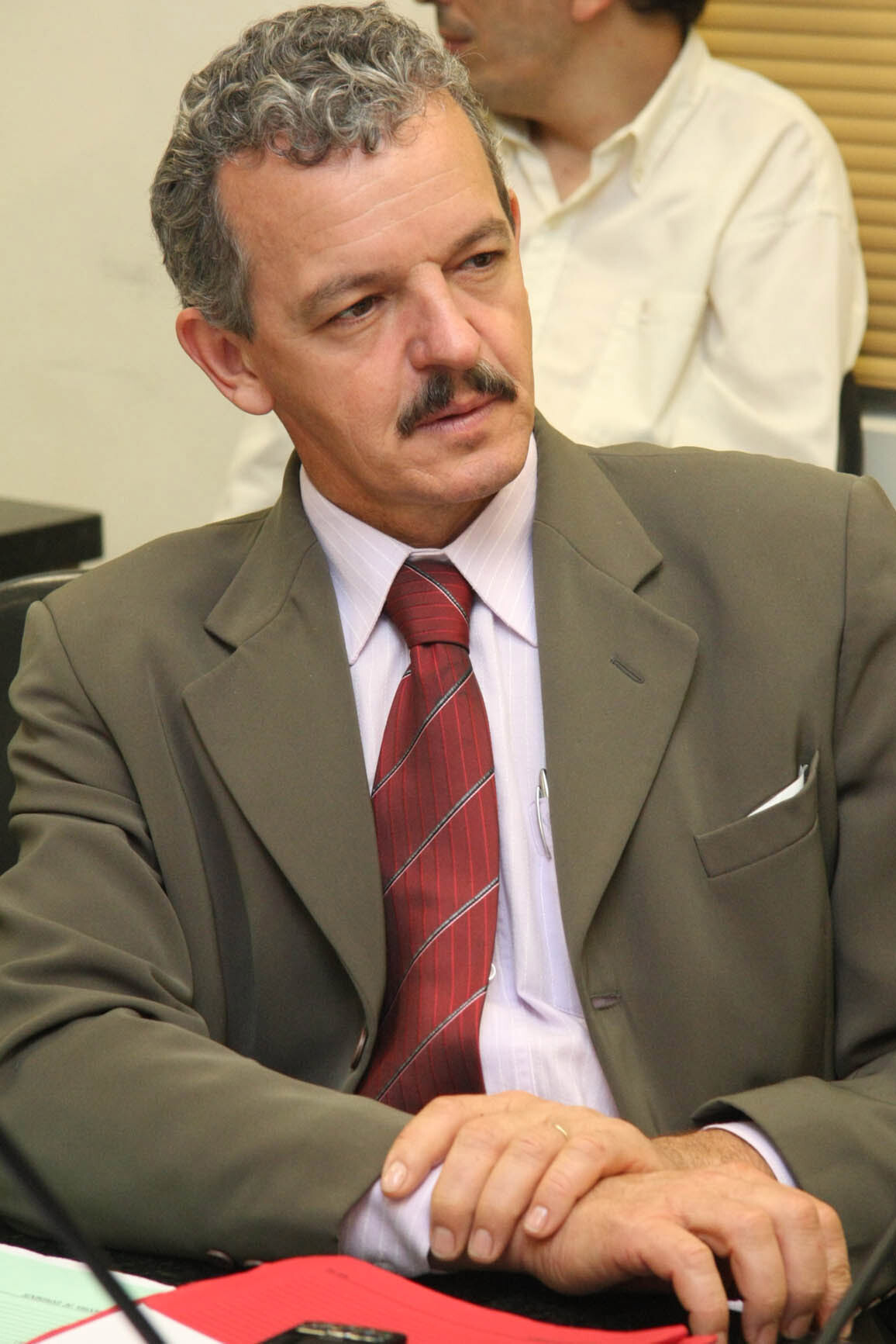 Dos Gabinetes – Líder do PT comemora resultado de lei que acabou com benefício imoral para ex-deputa