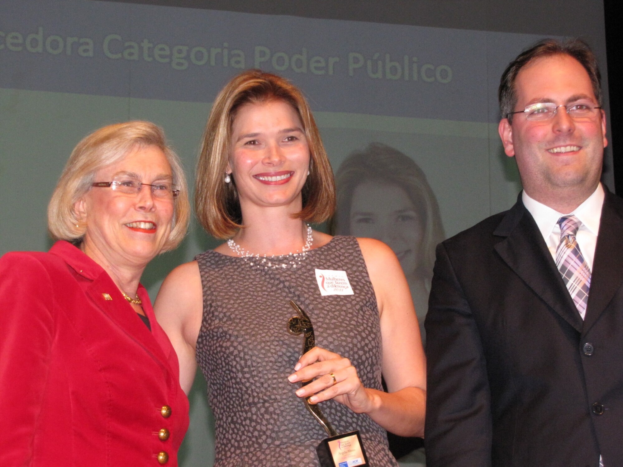 Dos Gabinetes – Deputada Angela é a “Mulher que faz a diferença 2011”