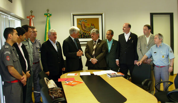 Dos Gabinetes – Procurador-geral do Estado recebe bombeiros voluntários