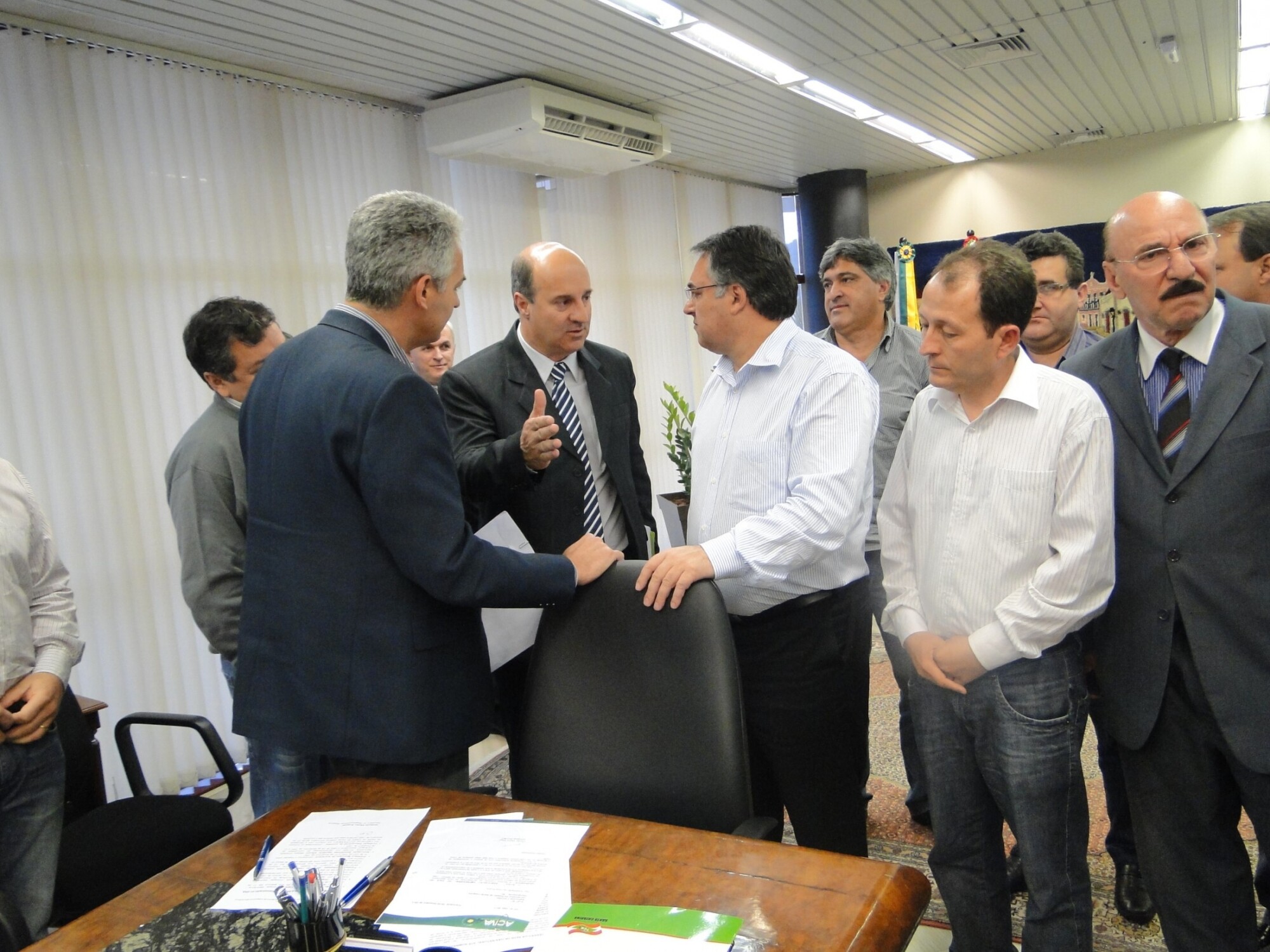 Dos Gabinetes- Deputado José Milton e governador recebem comissão para debater a extensão da rede de