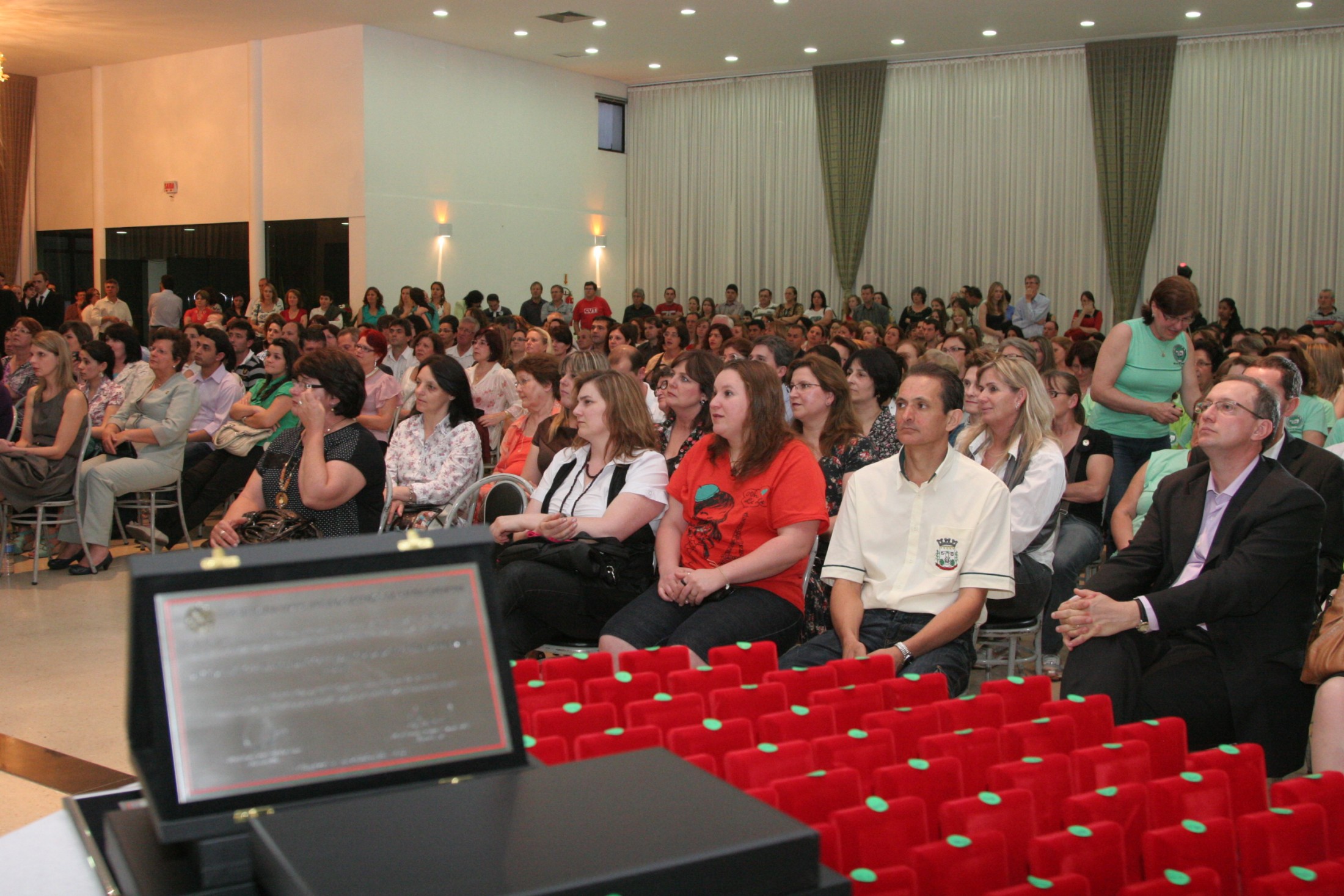 Assembleia Legislativa presta homenagem aos professores em Chapecó