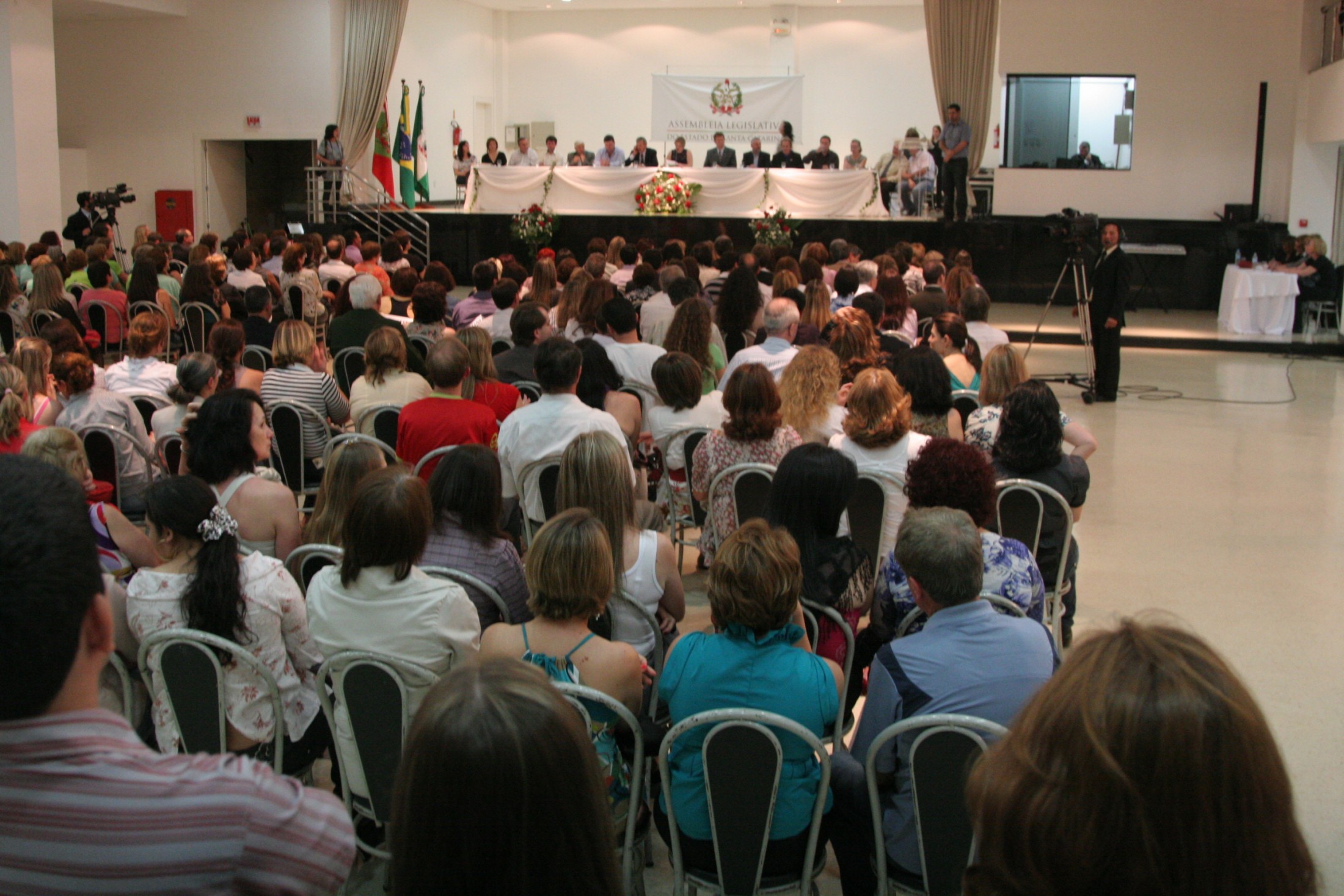 Assembleia Legislativa presta homenagem aos professores em Chapecó