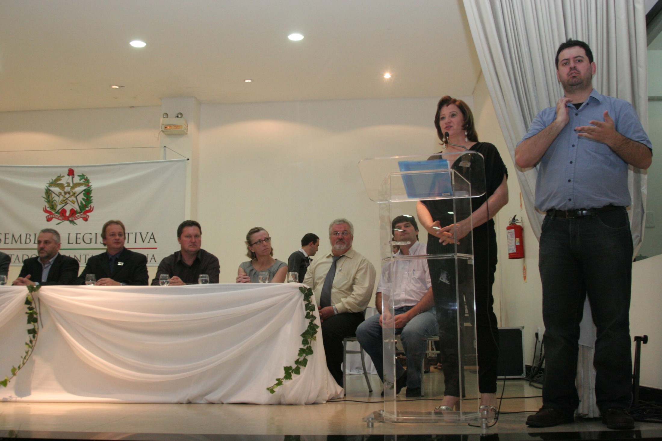 Assembleia Legislativa presta homenagem aos professores em Chapecó