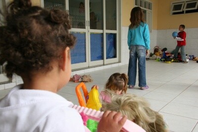 Devolução de crianças pelos pais adotivos preocupa casas de acolhimento de Criciúma