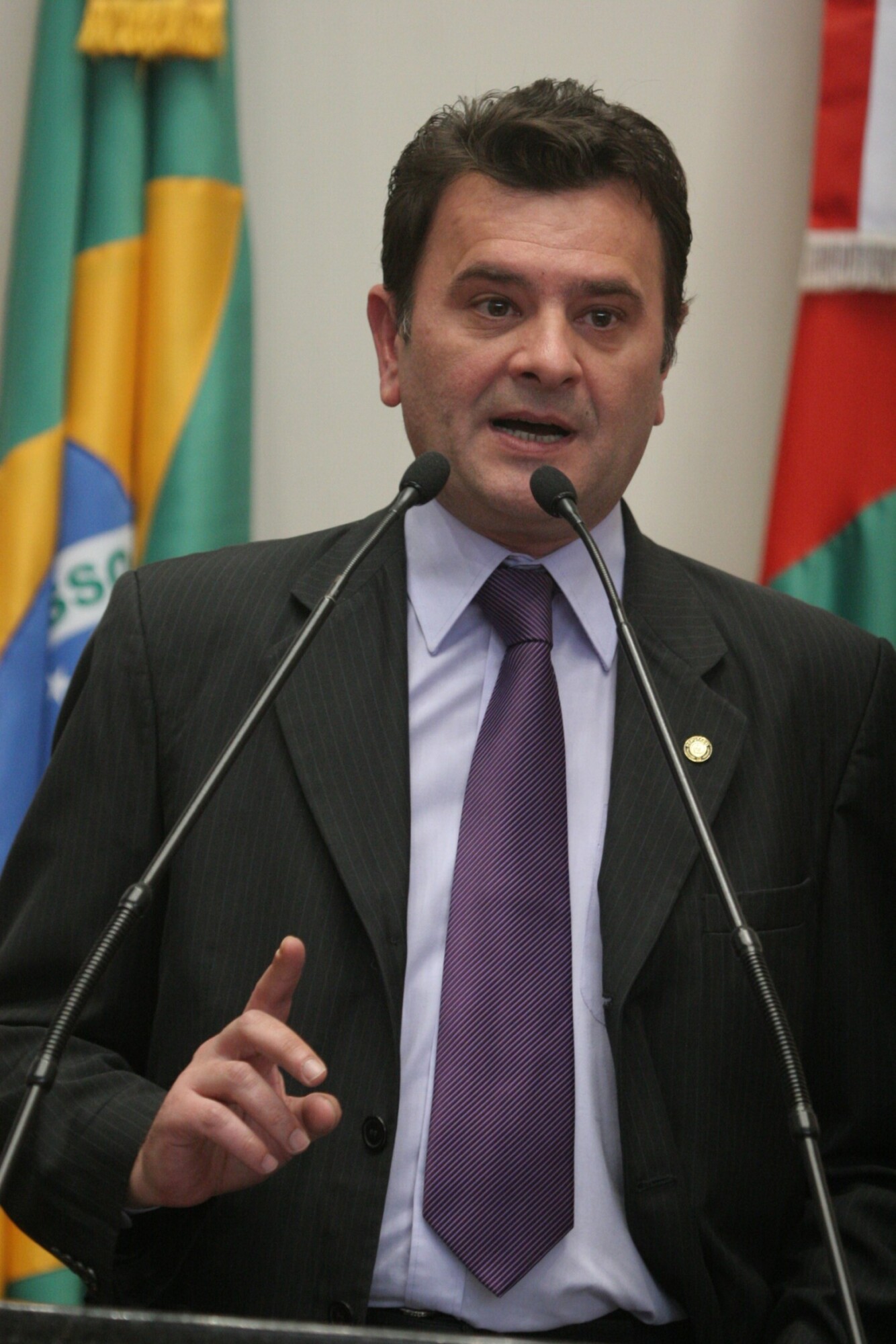 Dos Gabinetes -Elizeu faz defesa do Parlamento e de seus servidores