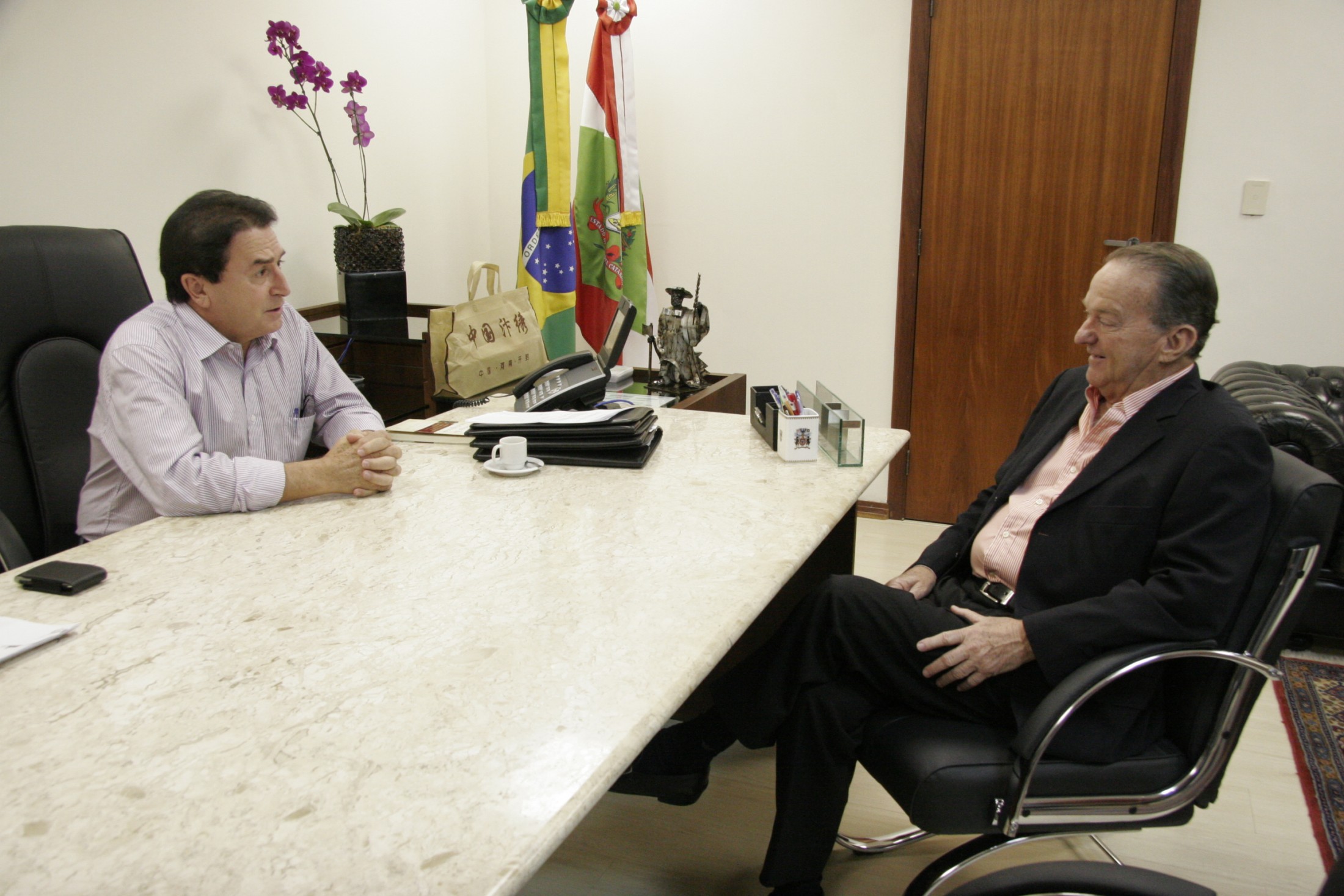 Antônio Aguiar entrega placa a Jorge Bornhausen