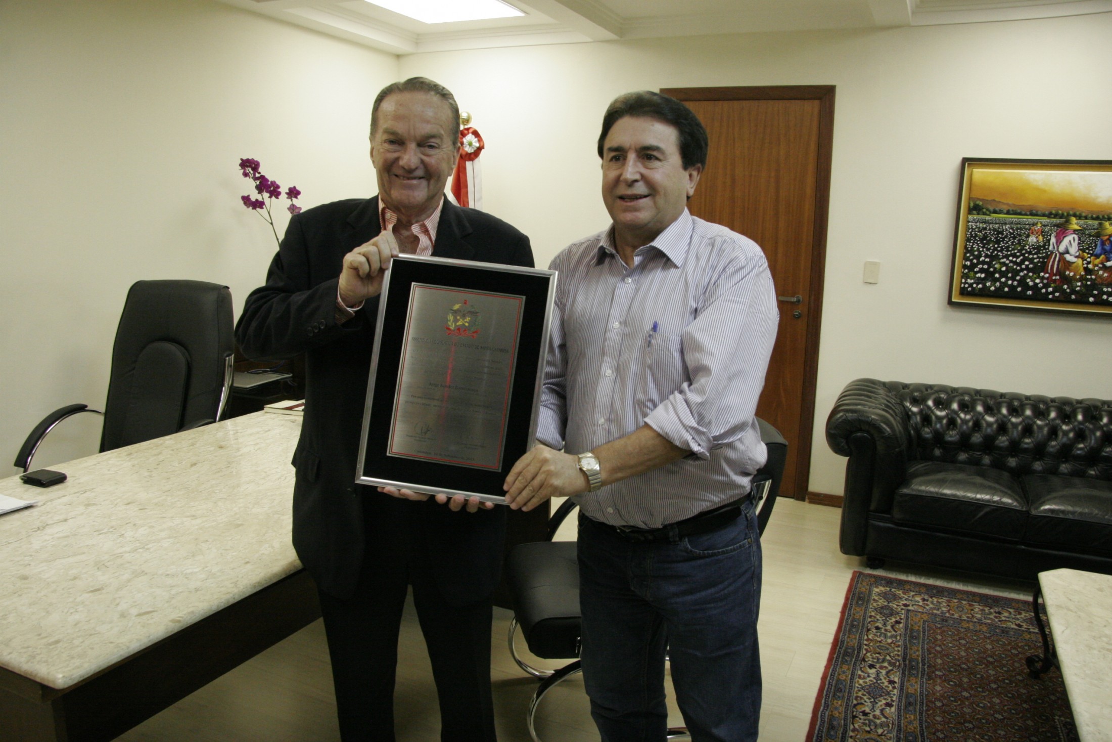 Deputado Antônio Aguiar (PMDB) entrega placa em Homenagem a Jorge Bornhausen