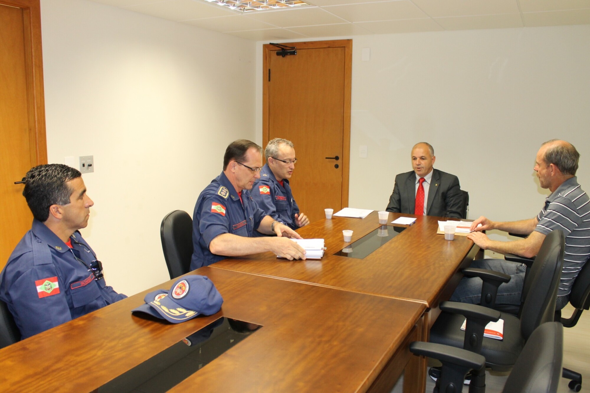 Dos Gabinetes-Sargento Soares se reúne com representantes do Bombeiro