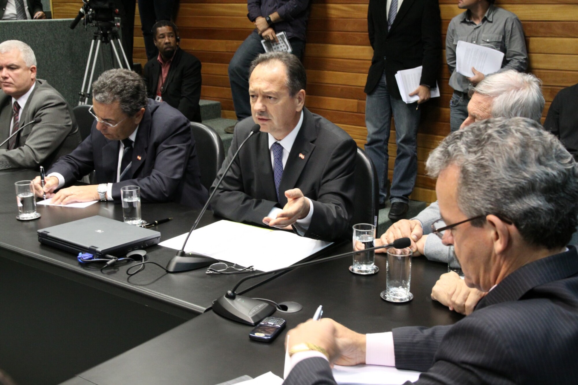 Dos Gabinetes – Explicações de secretários são insuficientes e deixam dúvidas