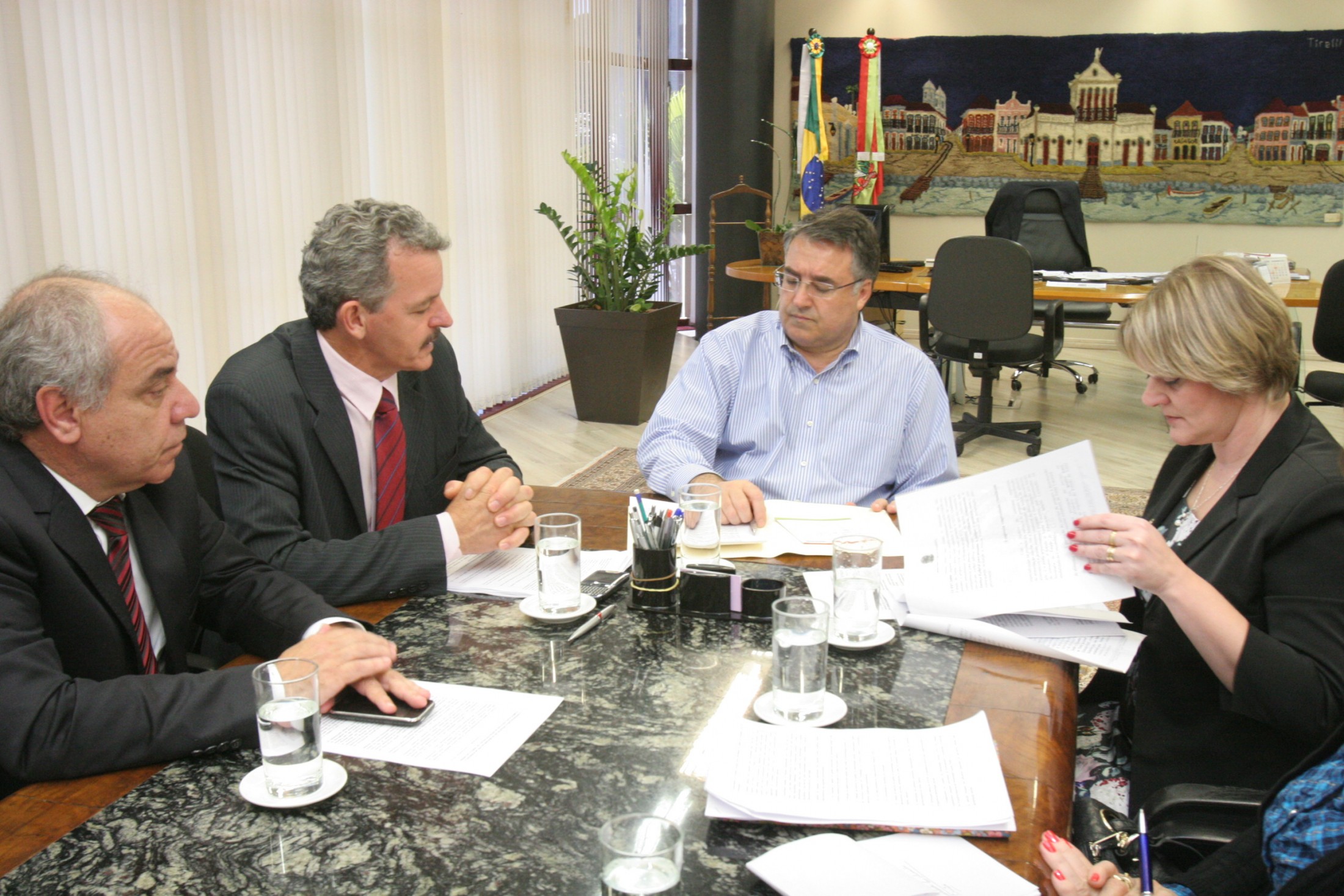Deputados visitam Governador para discutir merenda escolar