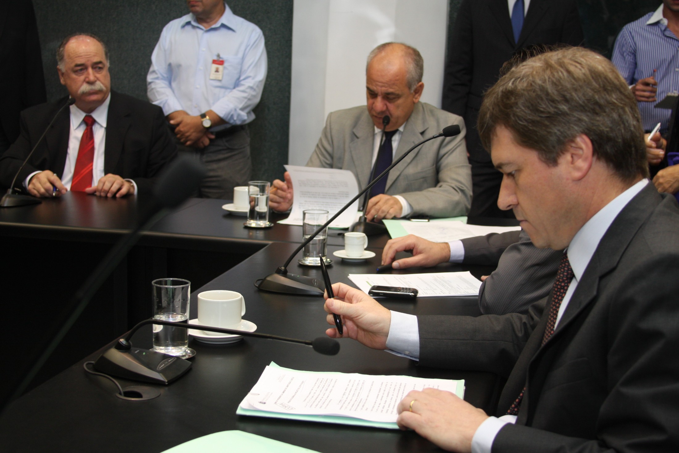 CCJ aprova projeto que autoriza consulta sobre hino do Estado
