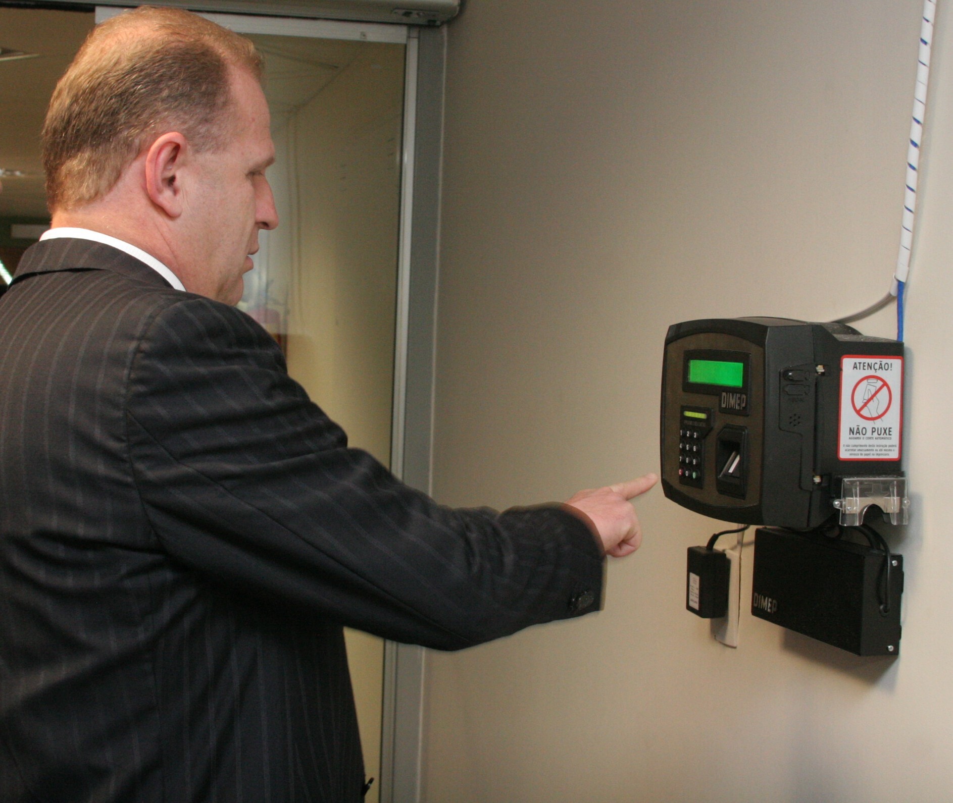 Presidente realiza teste em Máquina de registro de ponto Biométrico