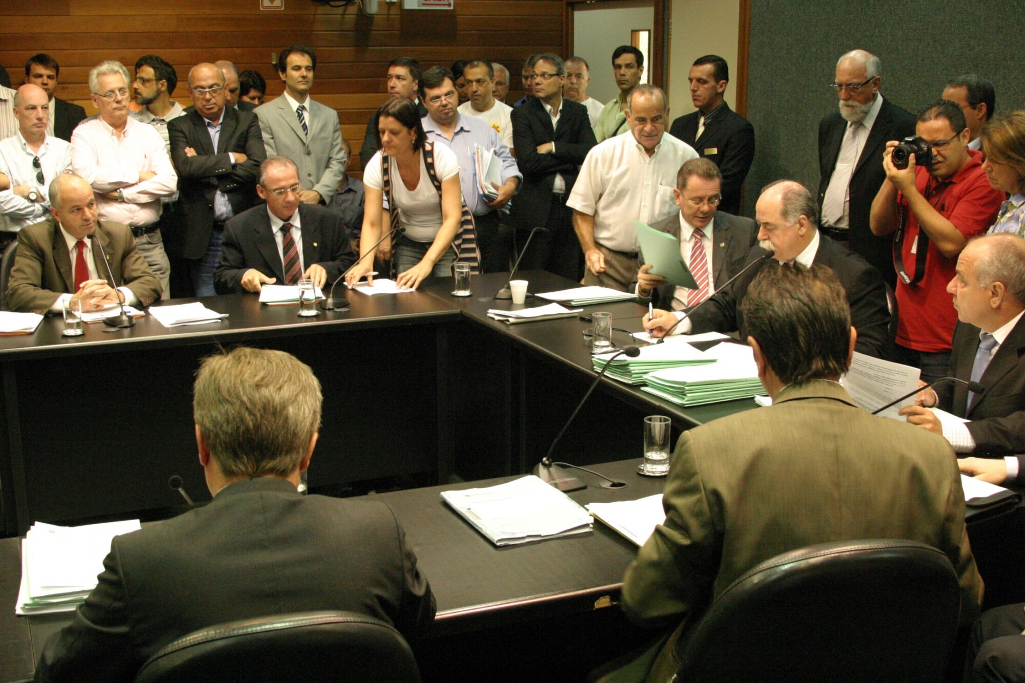 CCJ aprova projetos de reajuste e anistia para funcionalismo público