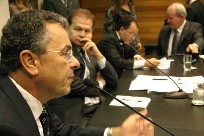 Secretário de Estado da Saúde participa de reunião da Comissão de Finanças
