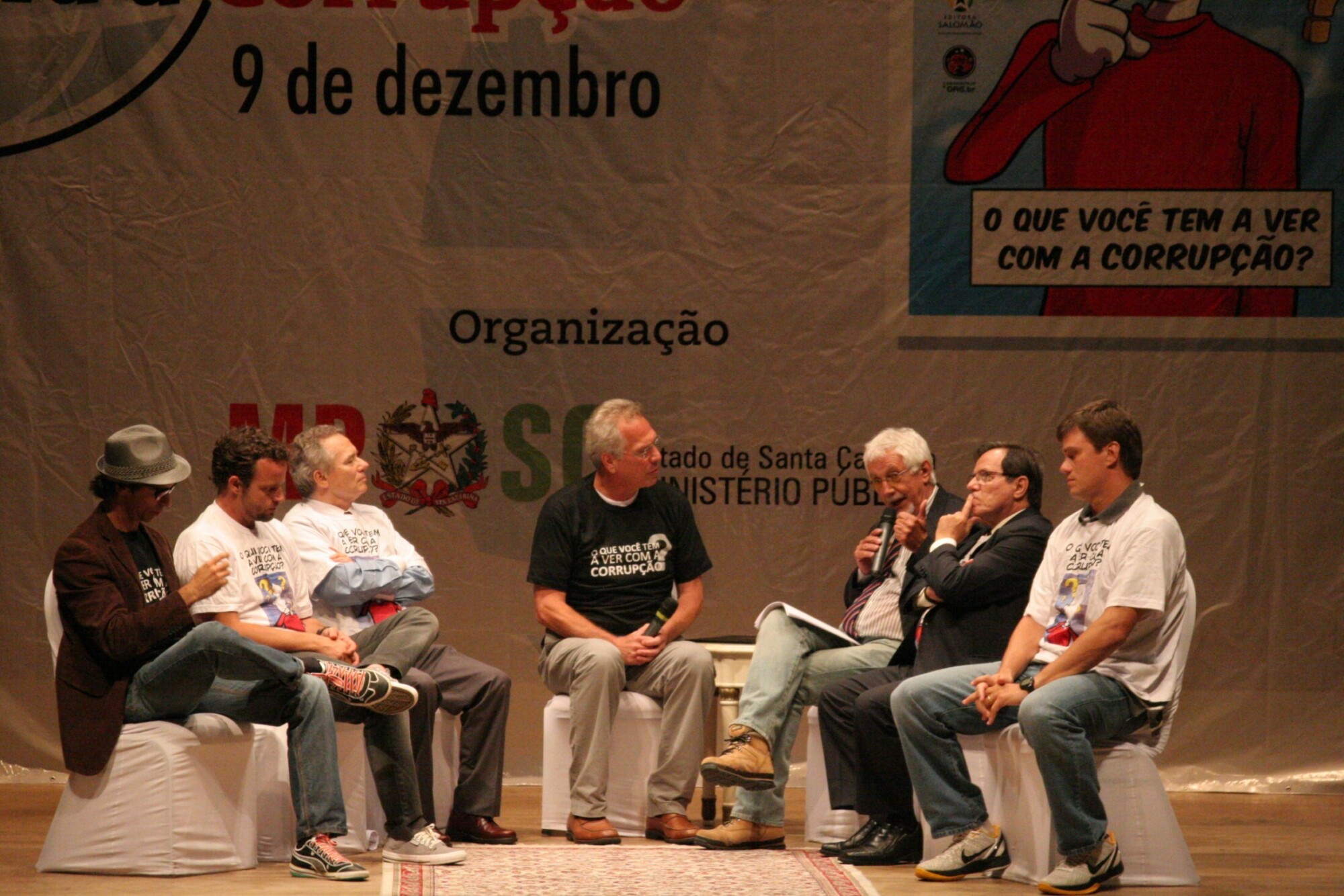 Jornalistas debatem contribuição da mídia no combate à corrupção