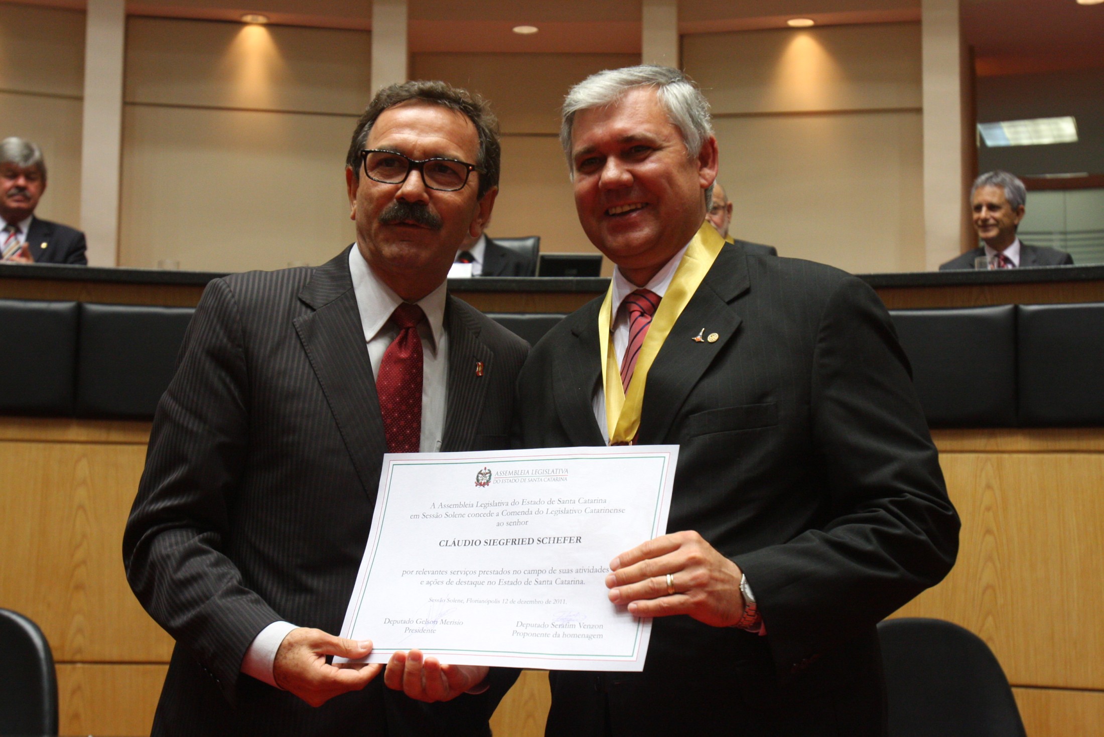 Serafin Venzon homenageia Claudio Siegfried Schefe