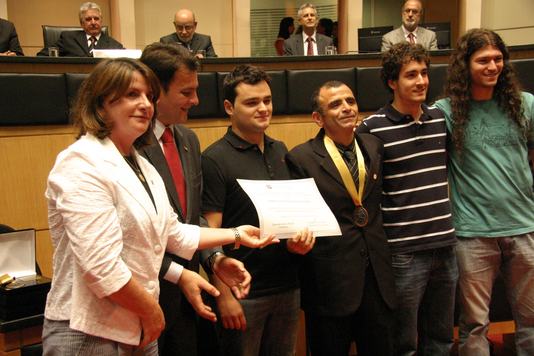 A deputada Carmen Zanotto e alunos na homenagem