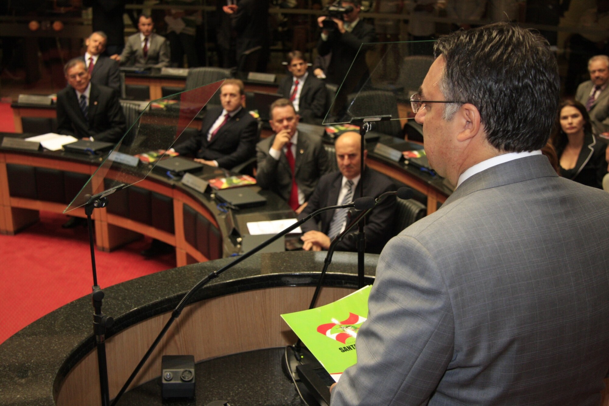 Deputados e autoridades analisam discurso do governador