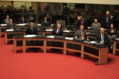 Líderes do governo e da oposição comentam mensagem do governador